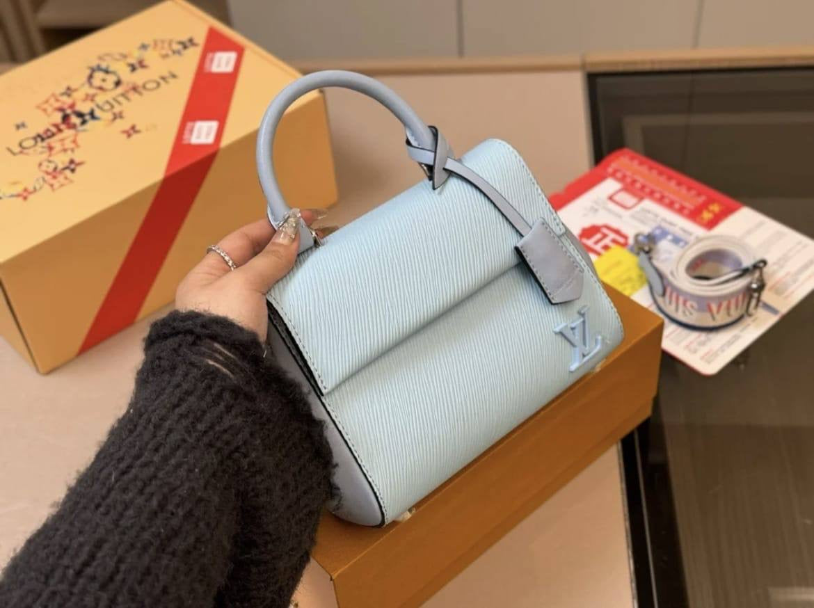 LV 
90 dhs🇦🇪
with box
🎁🎁🎁
size 20×9×15cm
Zain42
♥️♥️♥️