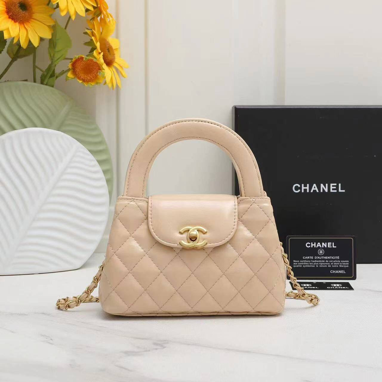 Chanel 
100 dhs🇦🇪
with box
🎁🎁🎁
size 20×6×13cm
Zain42
♥️♥️♥️