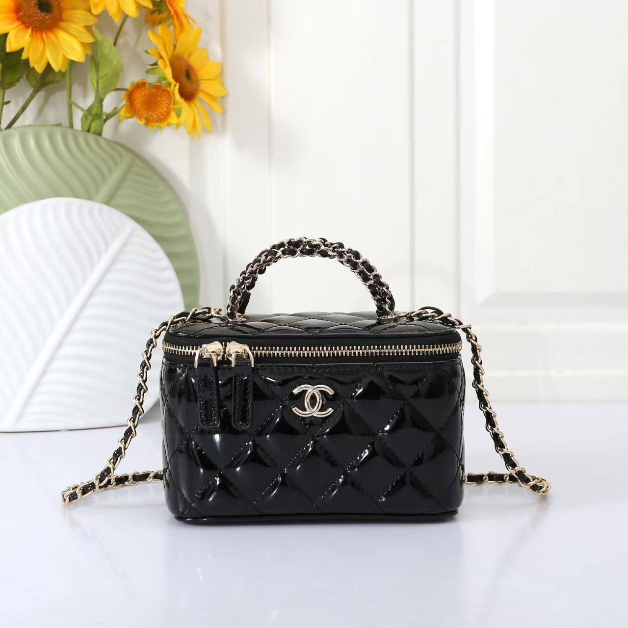 Chanel
Best quality 
with box’s 
🎁🎁🎁
95 dhs🇦🇪
size 17cm
Zain158
♥️♥️♥️