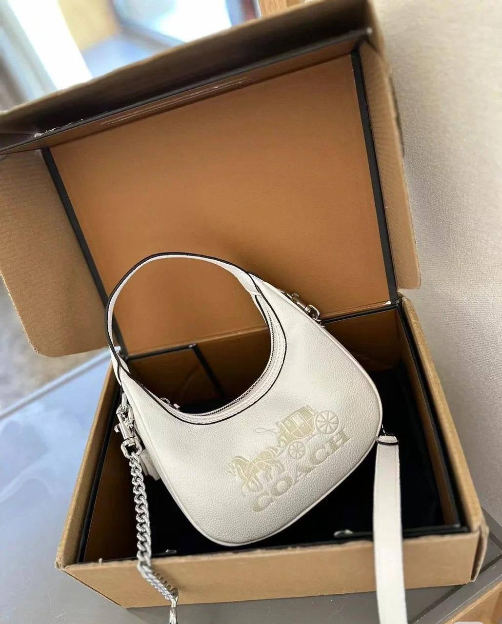 Coach Carmen
Size : 20 * 12 cm
90 dhs🇦🇪
with box🎁
Zain115
♥️♥️♥️