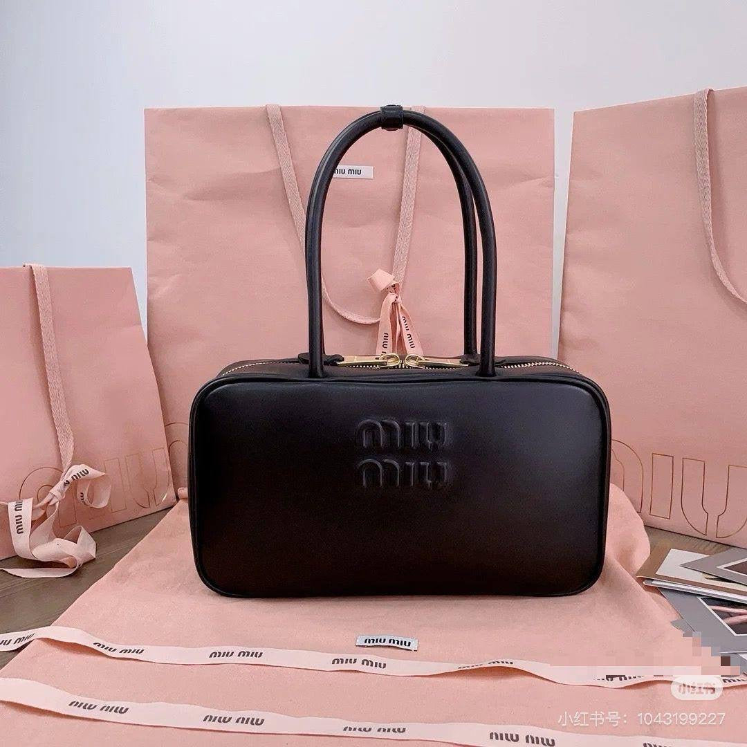 Miu Miu
Size : 30 * 14 * 9.5 cm
80 dhs🇦🇪
Zain115
♥️♥️♥️