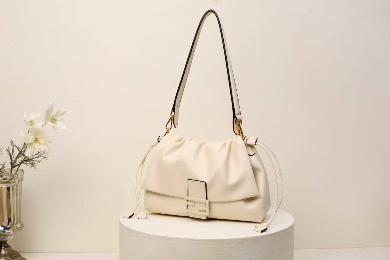 FENDI
28*11*18cm 
with box
🎁🎁🎁
105 dhs🇦🇪
Zain44
♥️♥️♥️