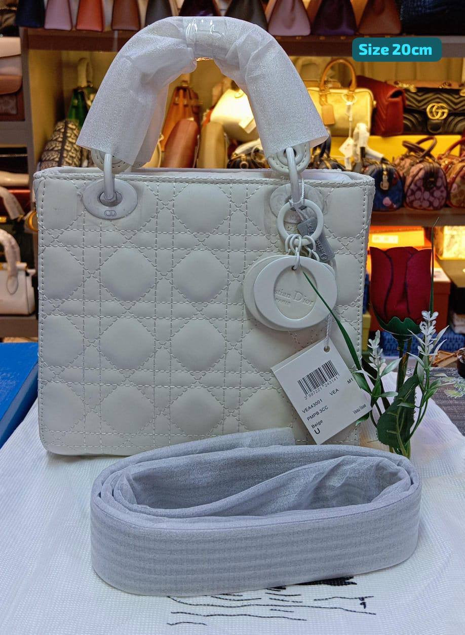 Dior
Best quality 
with box’s 
🎁🎁🎁
120 dhs🇦🇪
size 20cm
Zain158
♥️♥️♥️