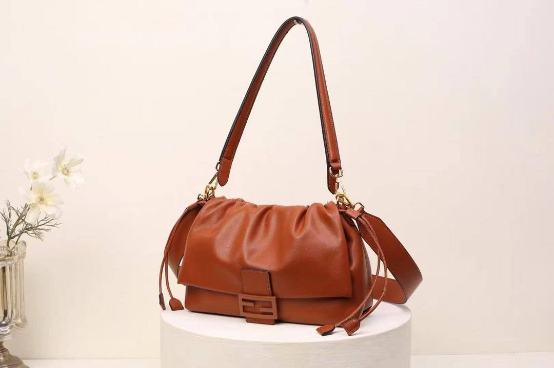 Fendi
95 dhs🇦🇪
size 30cm
Zain26
♥️♥️♥️