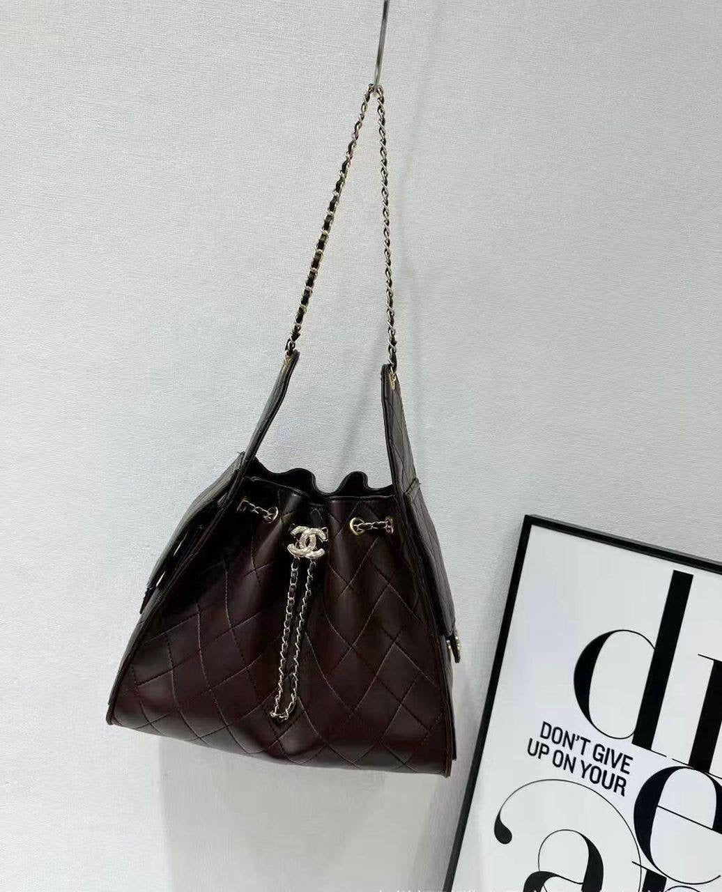 Chanel 
130 dhs🇦🇪
size 28×13×35cm
Zain42
♥️♥️♥️