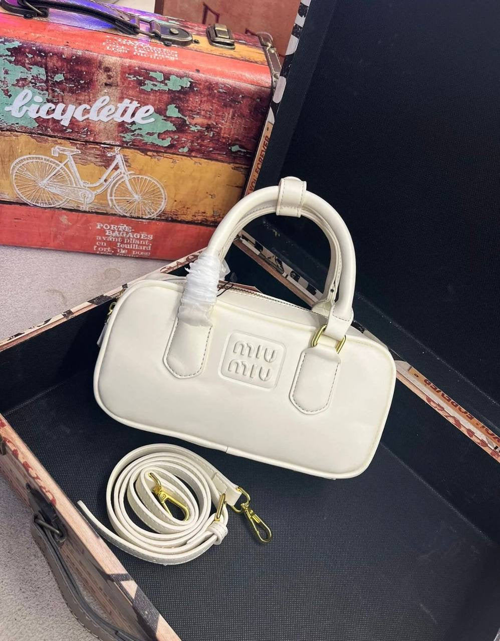Miu Miu 
good quality, 
comes with box, 🎁
size  23* 13 cm 
100 dhs🇦🇪
Zain12
♥️♥️♥️