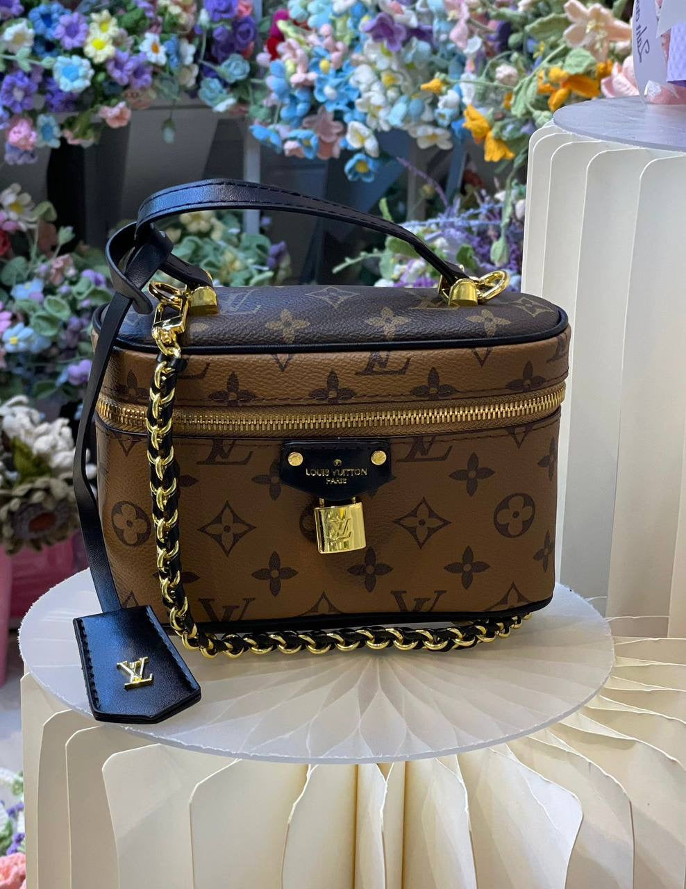 LV 
19cm
90 dhs🇦🇪
With Box
🎁🎁🎁
Zain44
♥️♥️♥️