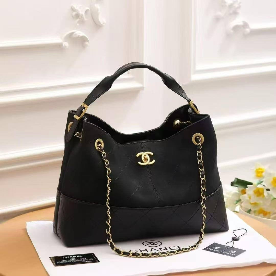Chanel
Best quality 
with box’s 
🎁🎁🎁
120 dhs🇦🇪
size 35 cm
Zain158
♥️♥️♥️
