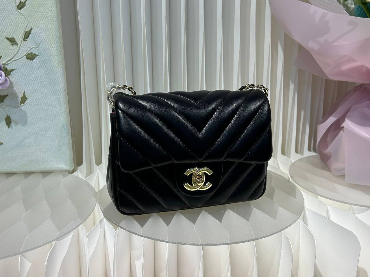 CHANEL 
19.5cm, Silver Logo, 🍂gold Logo 
95 dhs🇦🇪
Zain254
♥️♥️♥️