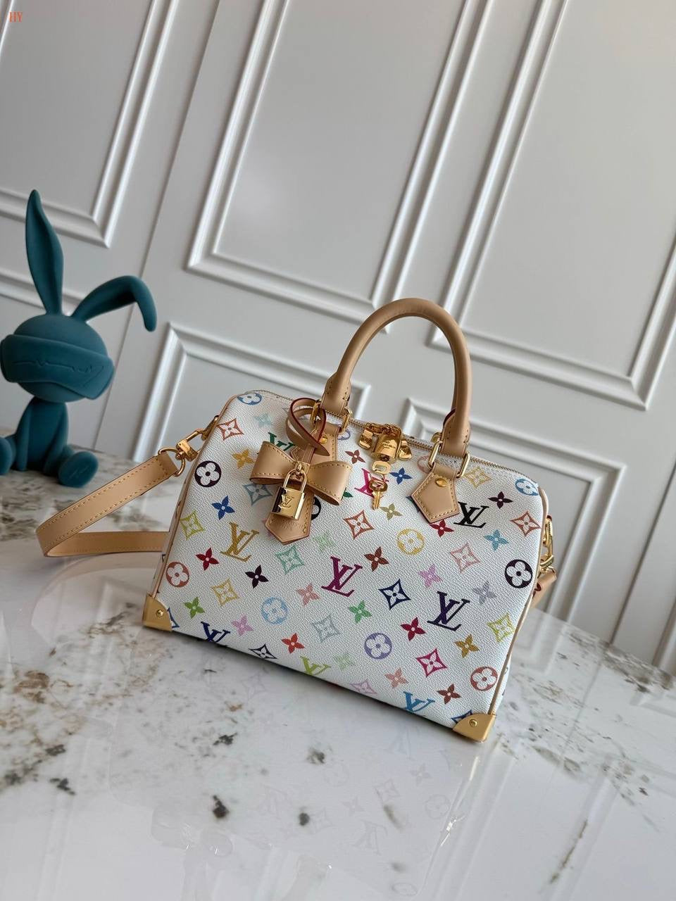 LV
good quality, 
comes 
with box, 
🎁🎁🎁
size 26 * 22 cm 
100 dhs🇦🇪
Zain12
♥️♥️♥️