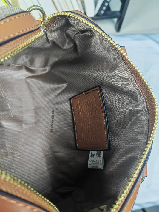 Coach
21*12*10cm
75 dhs🇦🇪
Zain17
♥️♥️♥️