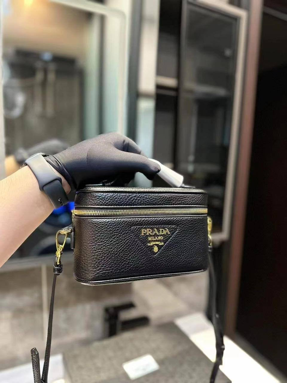 🎊 Offer 🎉 Prada 
 Good quality +🎁
Size: 25 * 15 cm
60 dhs🇦🇪
with box 🎁
Zain115
♥️♥️♥️