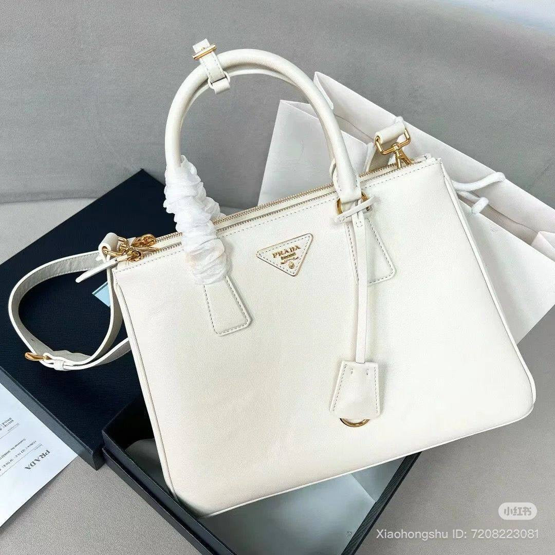 Prada Master
300 dhs🇦🇪
Zain192
♥️♥️♥️