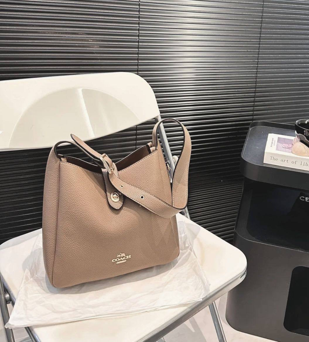 COACH
NEW CAME GOOD QUALITY
WITH BOX
🎁🎁🎁
90 dhs🇦🇪
Zain39
♥️♥️♥️