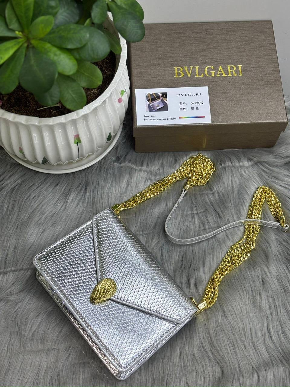 BVLGARI
SIZE  ………19CM 
105 dhs🇦🇪
With  BOX
🎁🎁🎁
Zain244
♥️♥️♥️