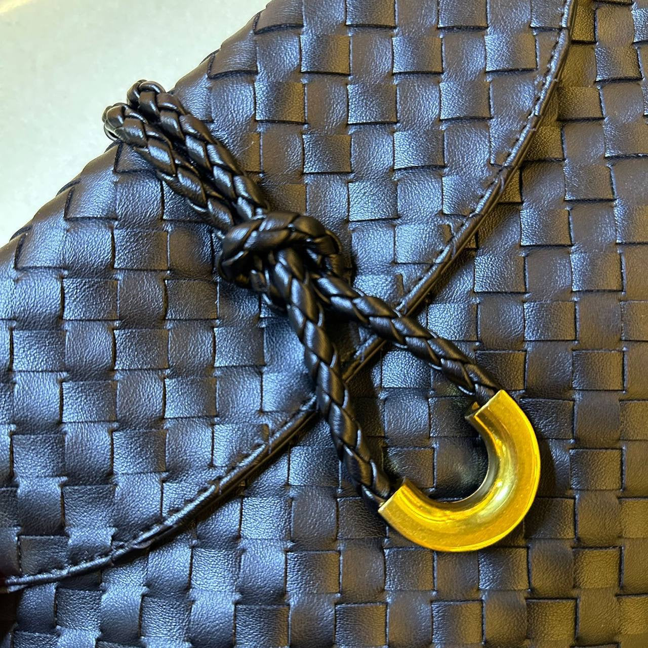BOTTEGA 
NEW CAME GOOD QUALITY 
WITH BOX 
🎁🎁🎁
100 dhs🇦🇪
SIZE: 30cm
Zain39
♥️♥️♥️