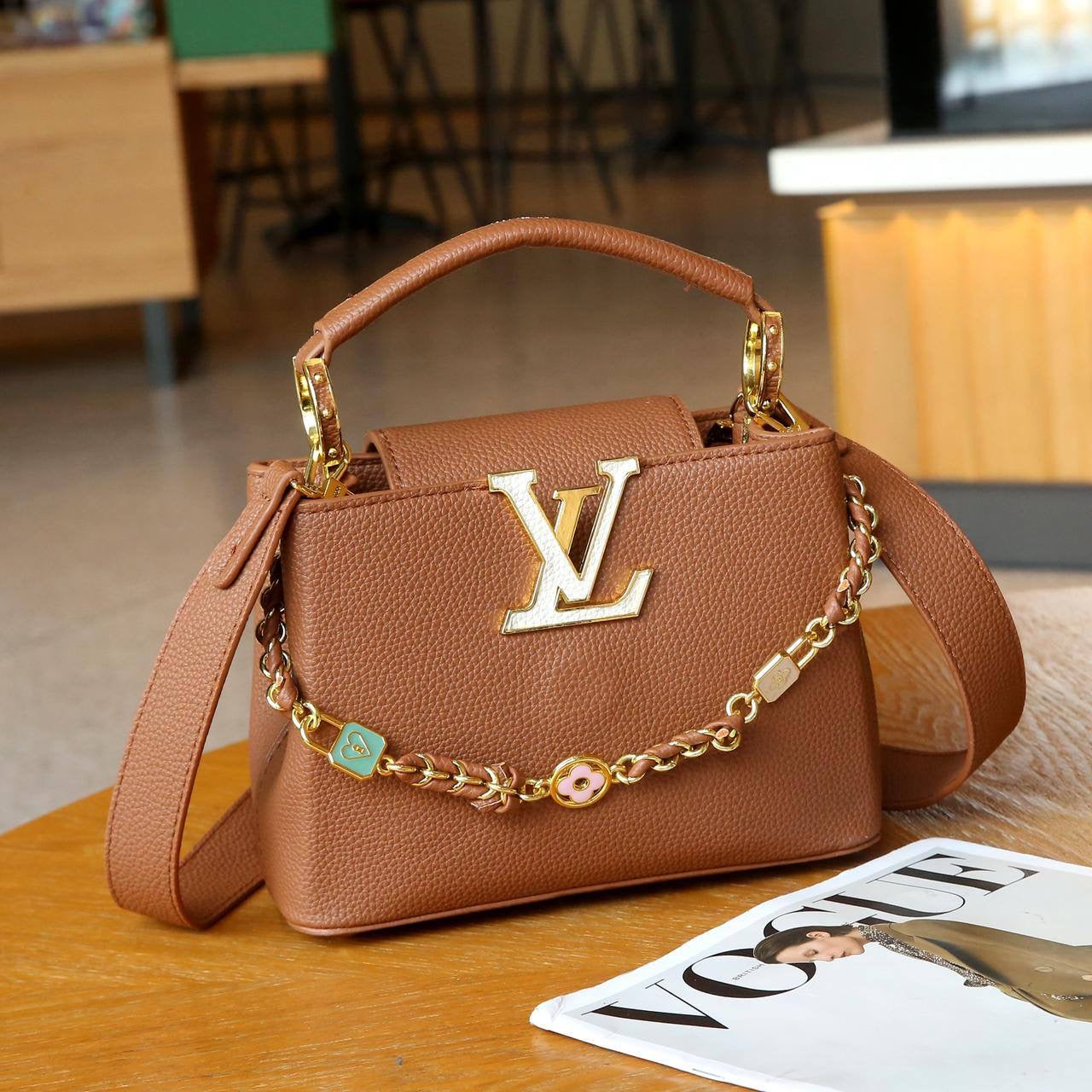 LV
Best quality 
with box’s 
🎁🎁🎁
130 dhs🇦🇪
size 22 cm
Zain158
♥️♥️♥️