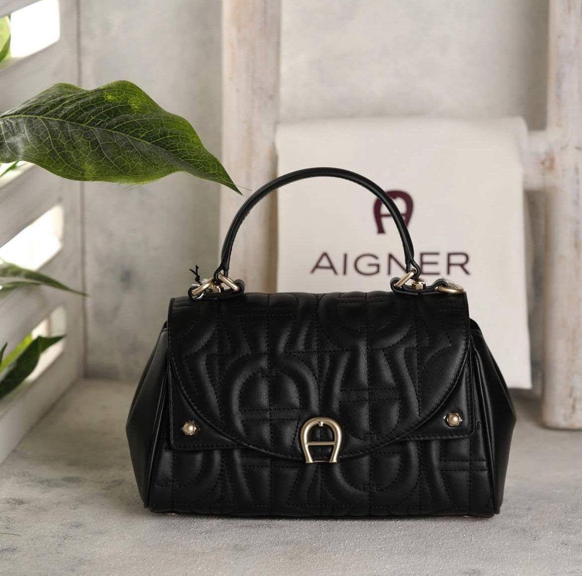 Aigner
100 dhs🇦🇪
size:24cm
Good quality 
with box
🎁🎁🎁
Zain35
♥️♥️♥️