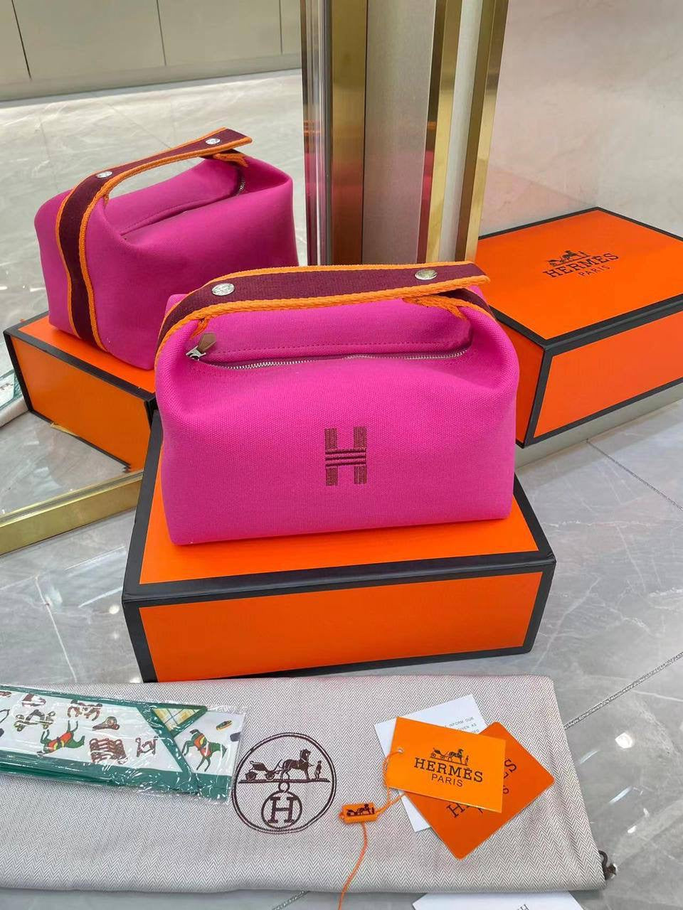 HERMES                                                               Bride à brac clutch bag                                     Master quality         
350 dhs🇦🇪
Zain179
♥️♥️♥️