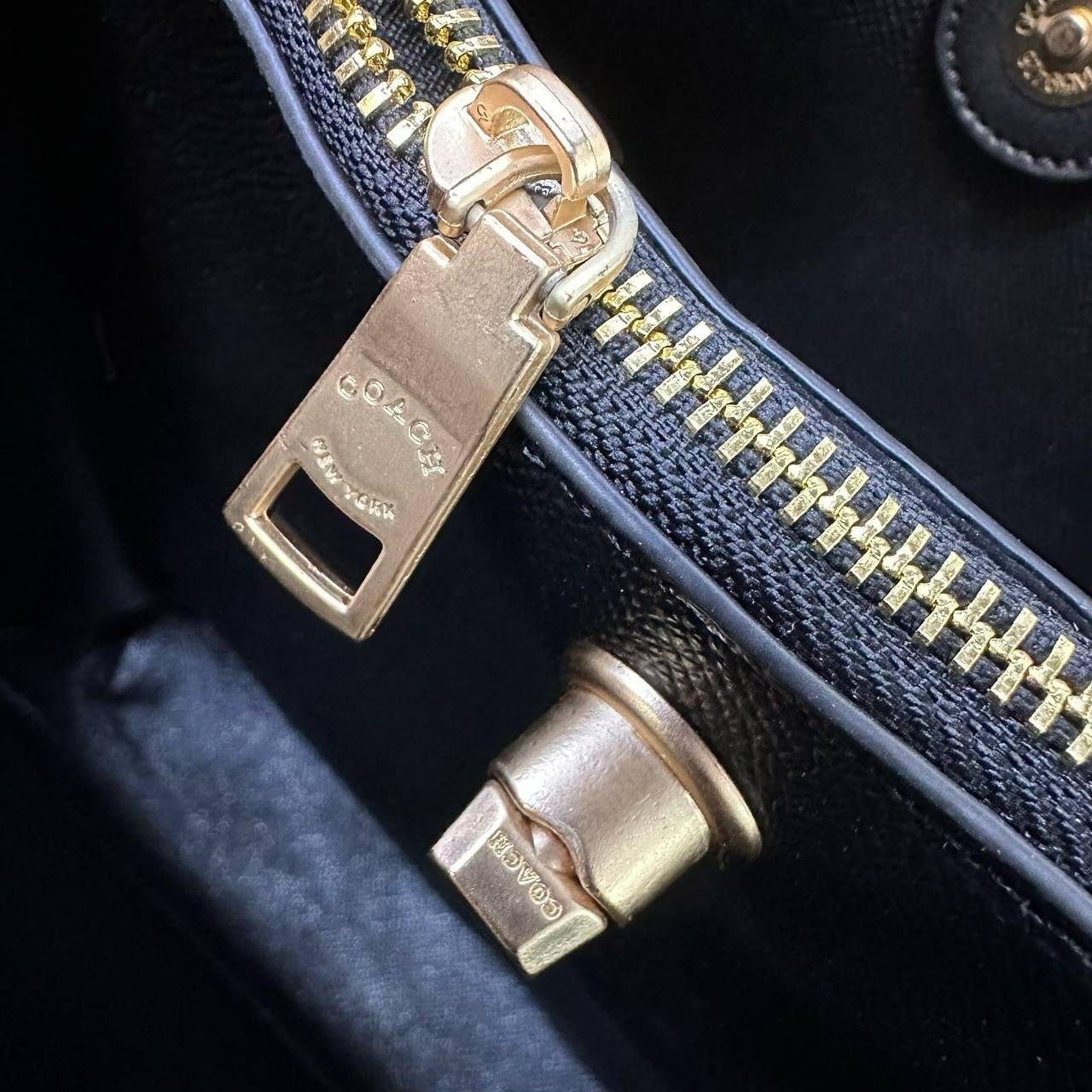 COACH
NEW CAME
GOOD QUALITY
75 dhs🇦🇪
Zain39
♥️♥️♥️