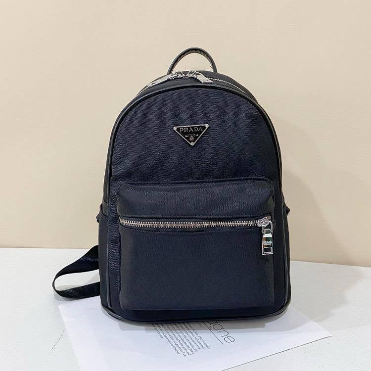 Prada
30*25*15cm
75 dhs🇦🇪
Zain17
♥️♥️♥️