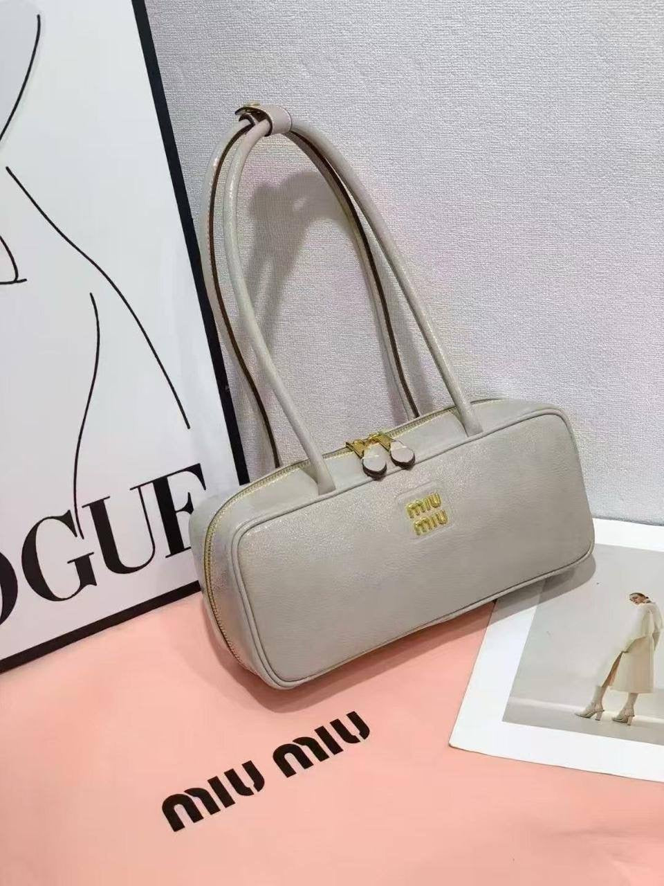Miu Miu
Size : 30 * 14 * 9.5 cm
80 dhs🇦🇪
Zain115
♥️♥️♥️