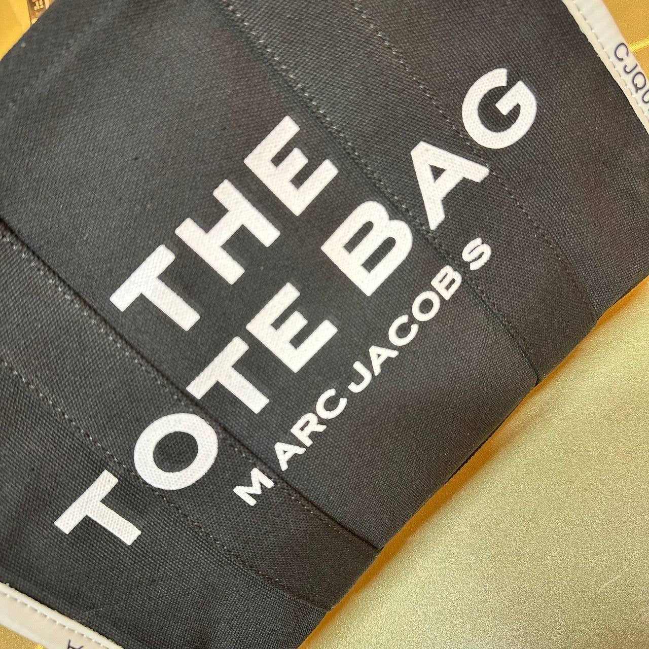 MARC JACOBS 
TOTE BAG GOOD QUALITY 
100 dhs🇦🇪
SIZE:32cm
Zain39
♥️♥️♥️