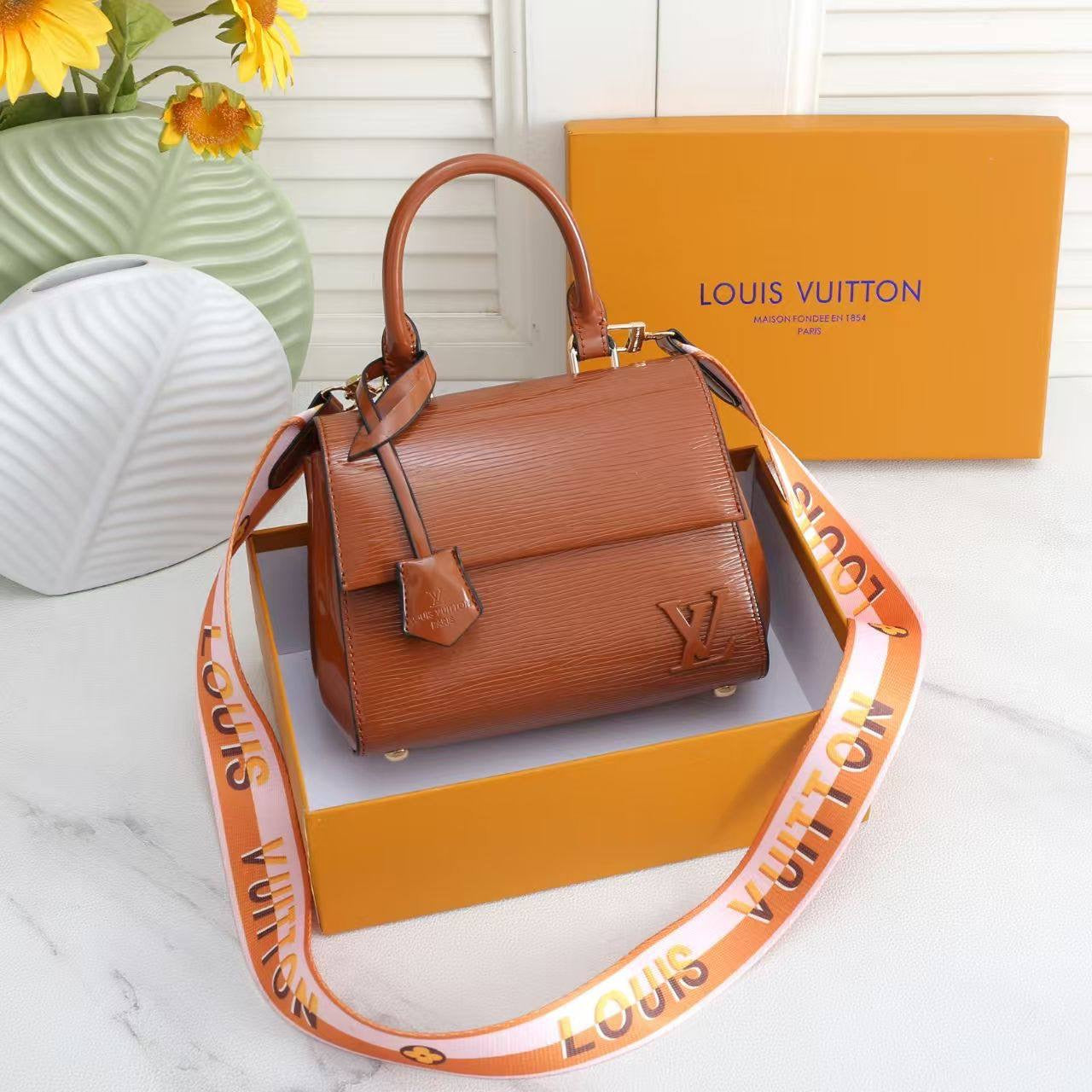 LV
NEW CAME GOOD QUALITY 
105 dhs🇦🇪
SIZE: 20cm
Zain39
♥️♥️♥️