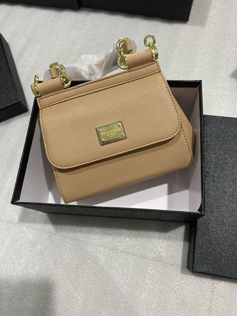 D&G
GOOD QUALITY 
100 dhs🇦🇪
WITH BOX 
🎁🎁🎁
Zain28
♥️♥️♥️