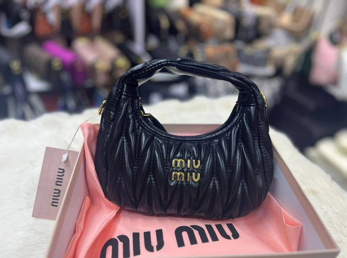 Miu Miu
With box 
🎁🎁🎁
95 dhs🇦🇪
Zain93
♥️♥️♥️
