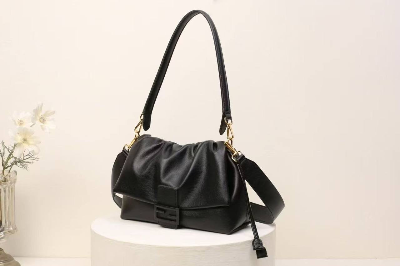 FENDI
28*11*18cm 
with box
🎁🎁🎁
105 dhs🇦🇪
Zain44
♥️♥️♥️