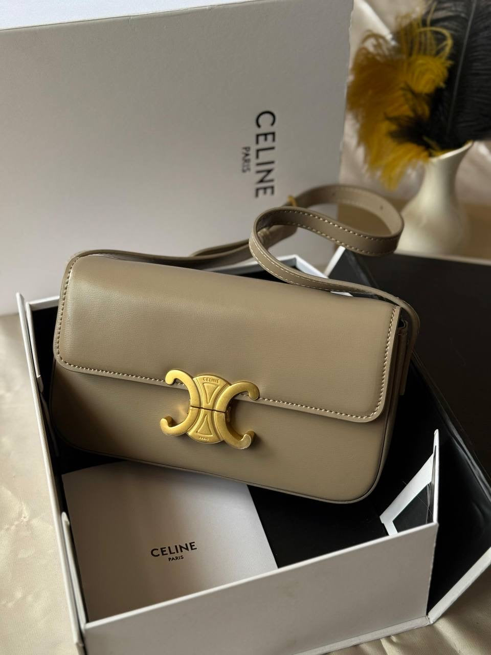 CELINE
20cm
330 dhs🇦🇪
Top quality 
With box🎁
Zain167
♥️♥️♥️