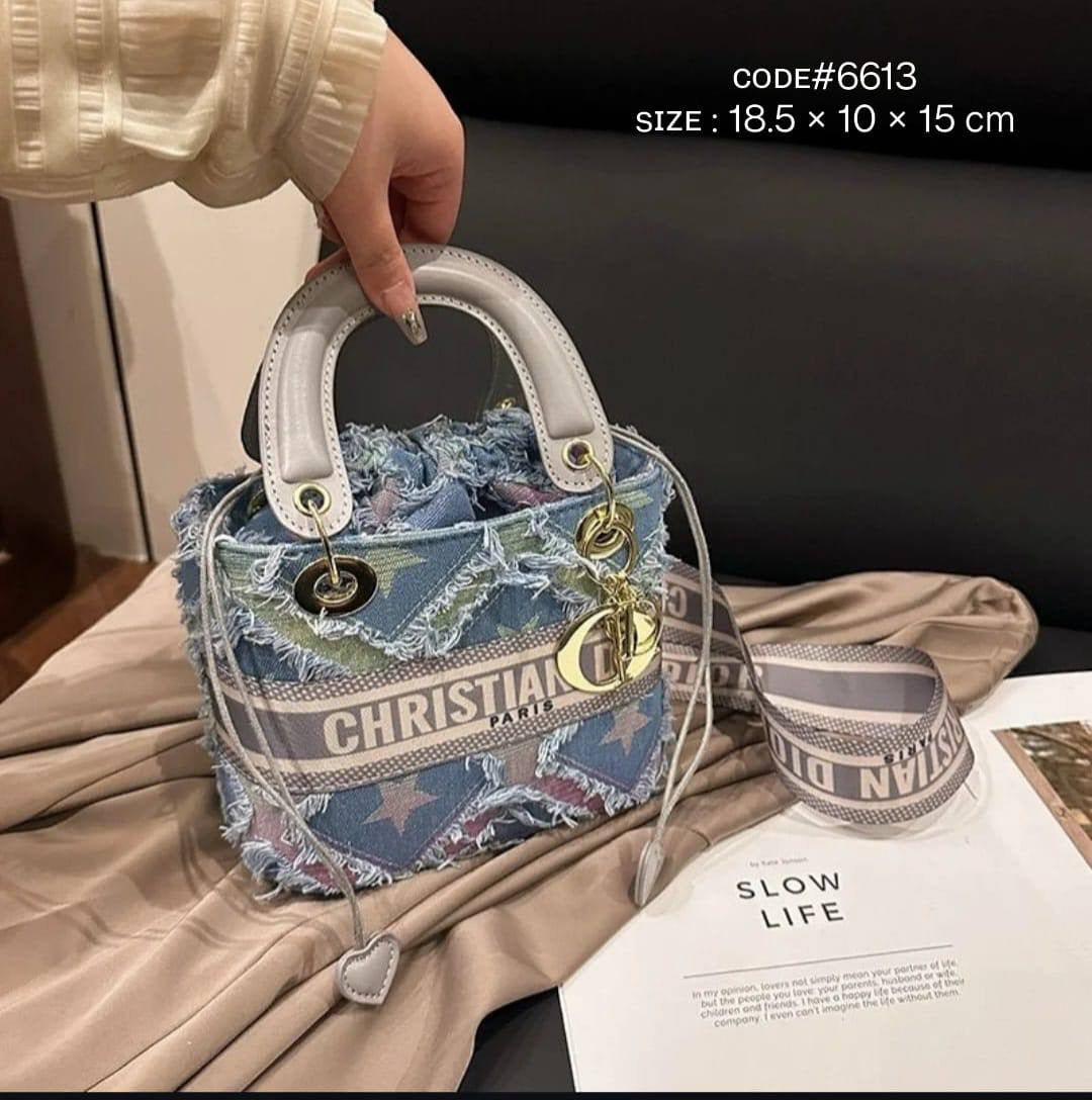 CHRISTIAN LADY DIOR
ᴅᴇɴɪᴍ ᴊᴇᴀɴ's ᴄʀᴏssʙᴀɢ
sɪᴢᴇ :18.5 cm
75 dhs🇦🇪
Zain31
♥️♥️♥️