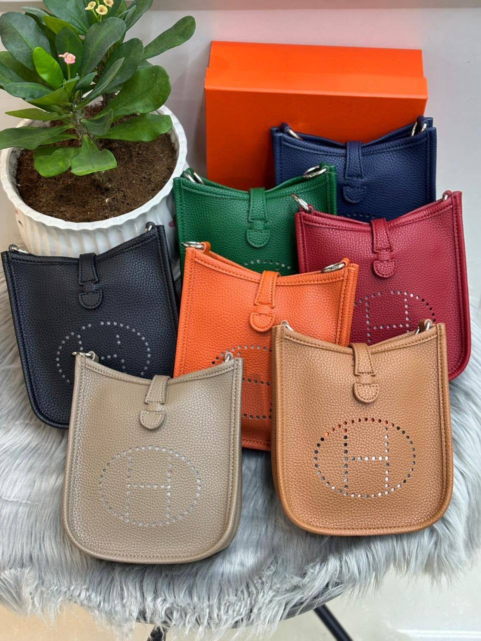 Hermes
SIZE  ………   18 CM 
90 dhs🇦🇪
with BOX
🎁🎁🎁
Zain51
♥️♥️♥️