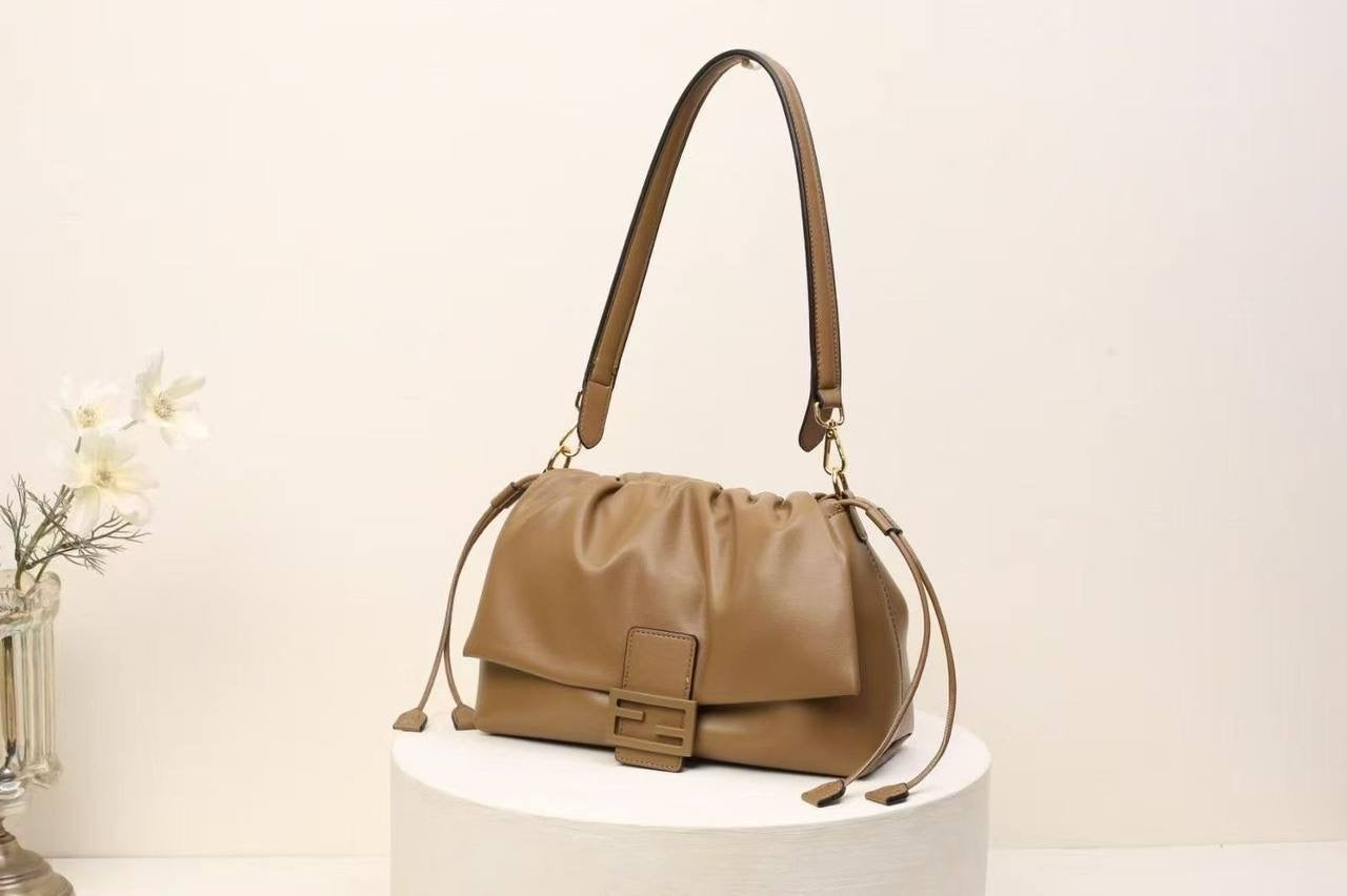 FENDI
28*11*18cm 
with box
🎁🎁🎁
105 dhs🇦🇪
Zain44
♥️♥️♥️