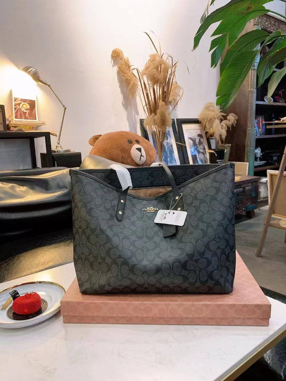 Coach Tote
Size : 33 * 27 cm
100 dhs🇦🇪
with box 
🎁🎁🎁
Zain115
♥️♥️♥️