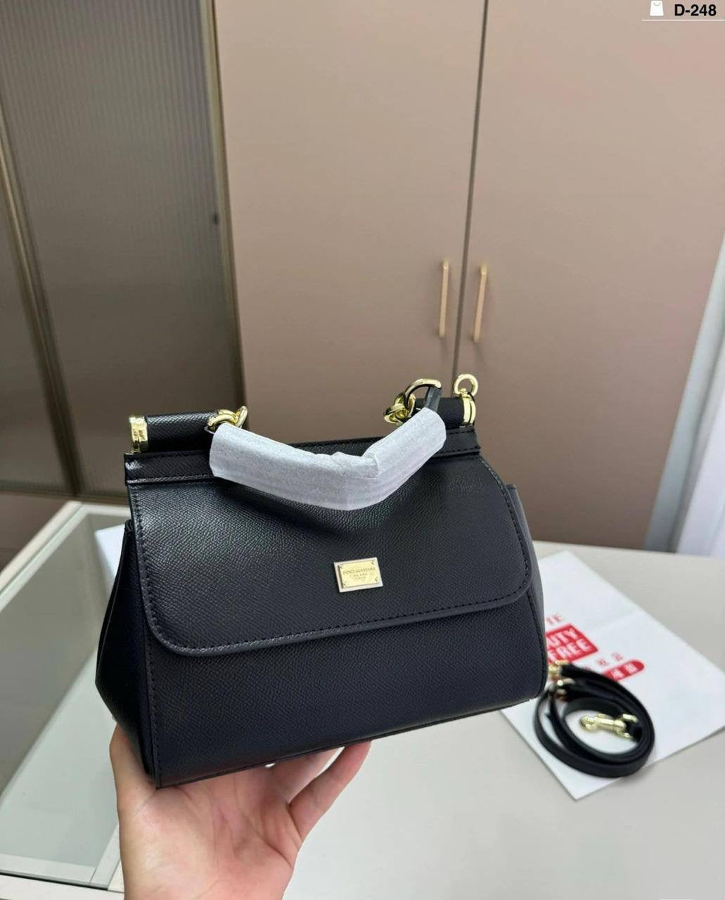 Dolce & Gabbana 
Size : 25 * 22 * 13 cm
120 dhs🇦🇪
with box 
🎁🎁🎁
Zain115
♥️♥️♥️