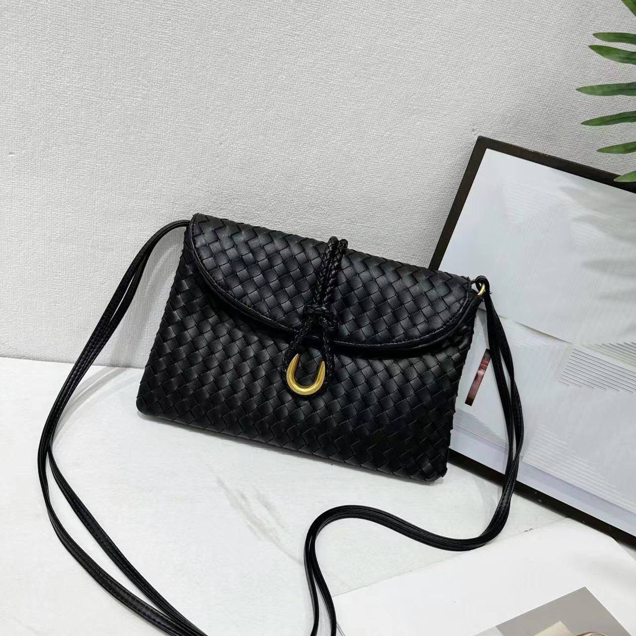 Bottega
WITH BOX 
🎁🎁🎁
95 dhs🇦🇪
Zain154
♥️♥️♥️