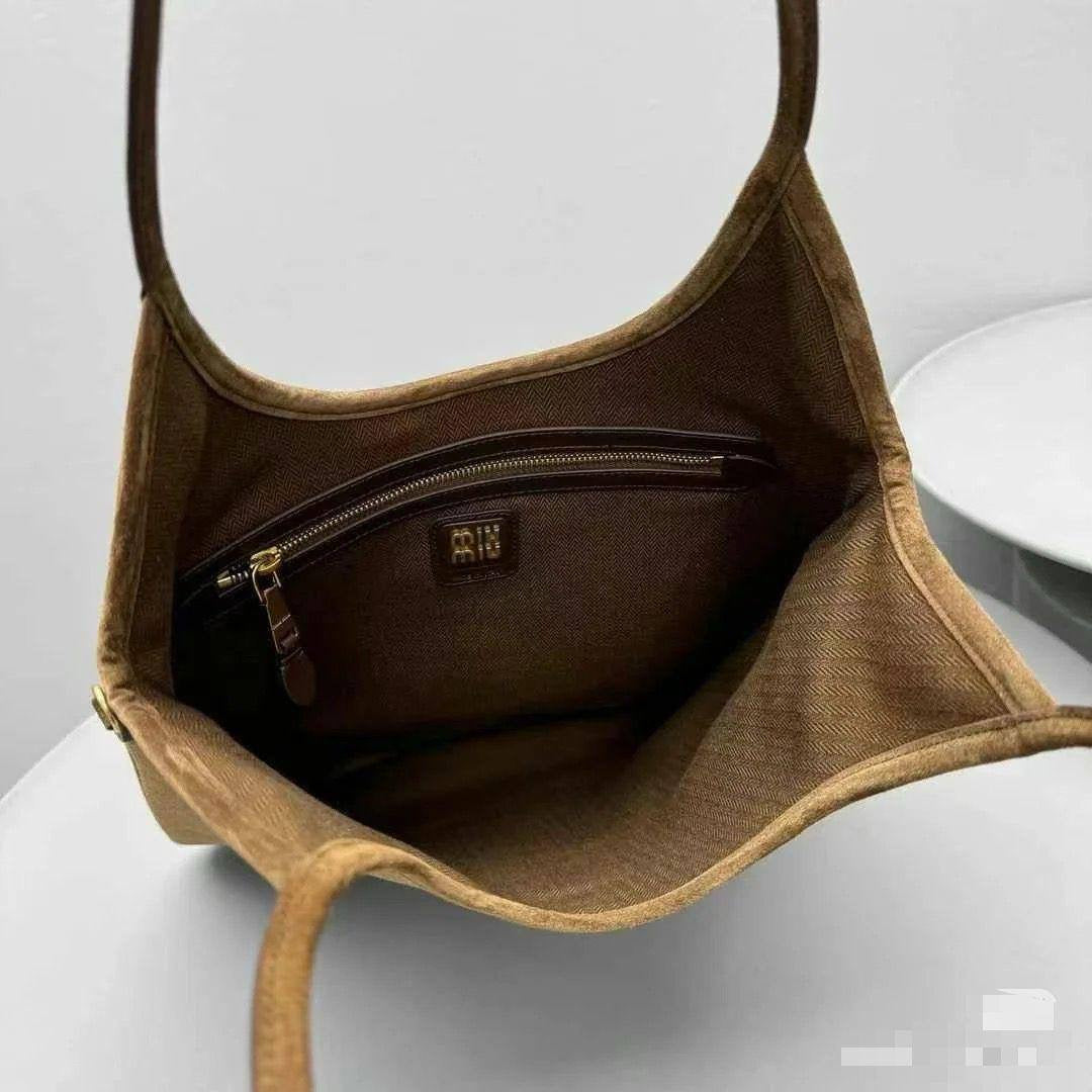 🎉 Offer 🎊  Miumiu ivy
Big Size : 36 * 31 cm
80 dhs🇦🇪
Zain115
♥️♥️♥️