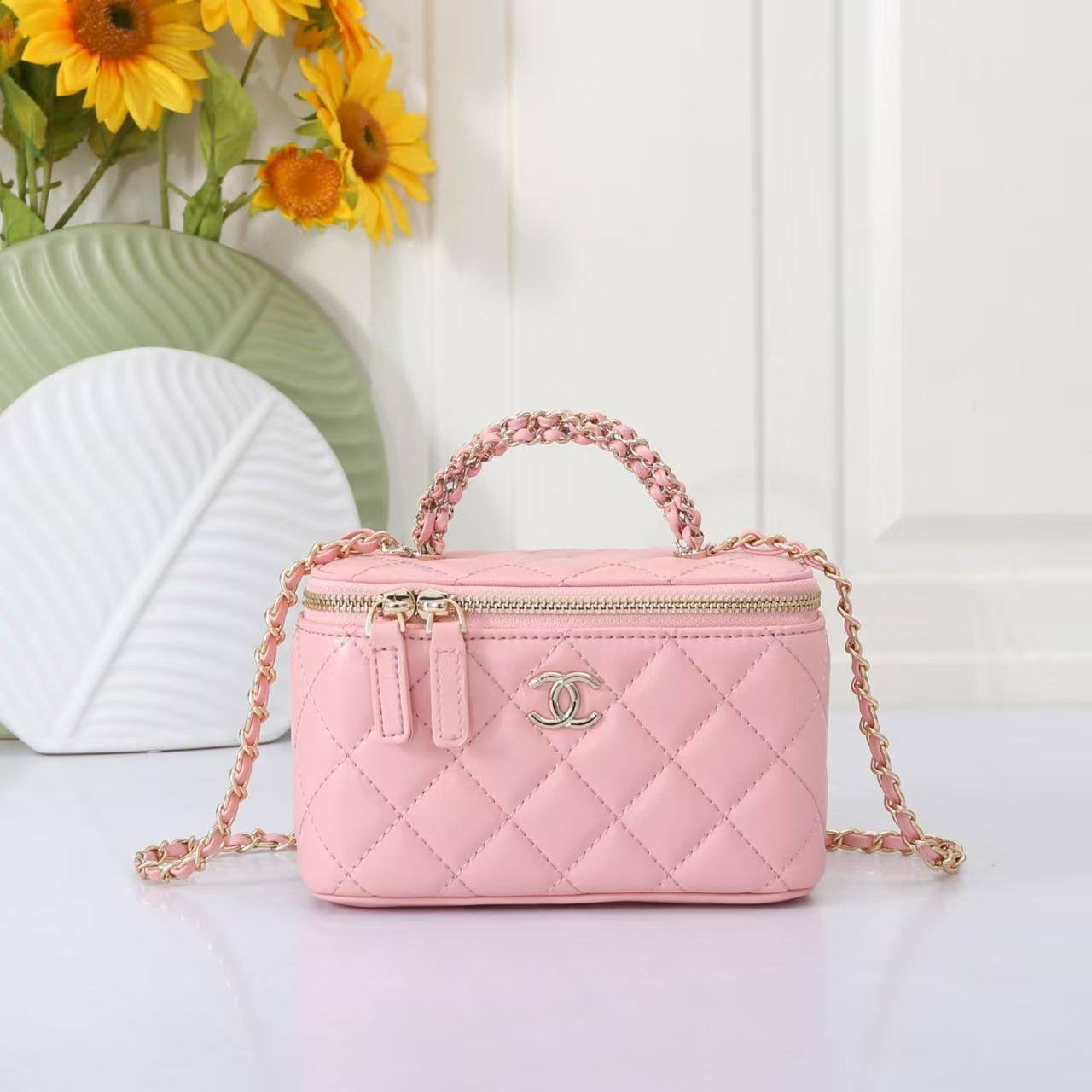 Chanel
Best quality 
with box’s 
🎁🎁🎁
95 dhs🇦🇪
size 17cm
Zain158
♥️♥️♥️
