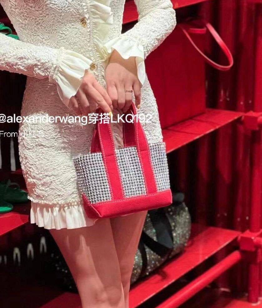 Alexanderwang  
offer price
65 dhs🇦🇪
Zain39
♥️♥️♥️