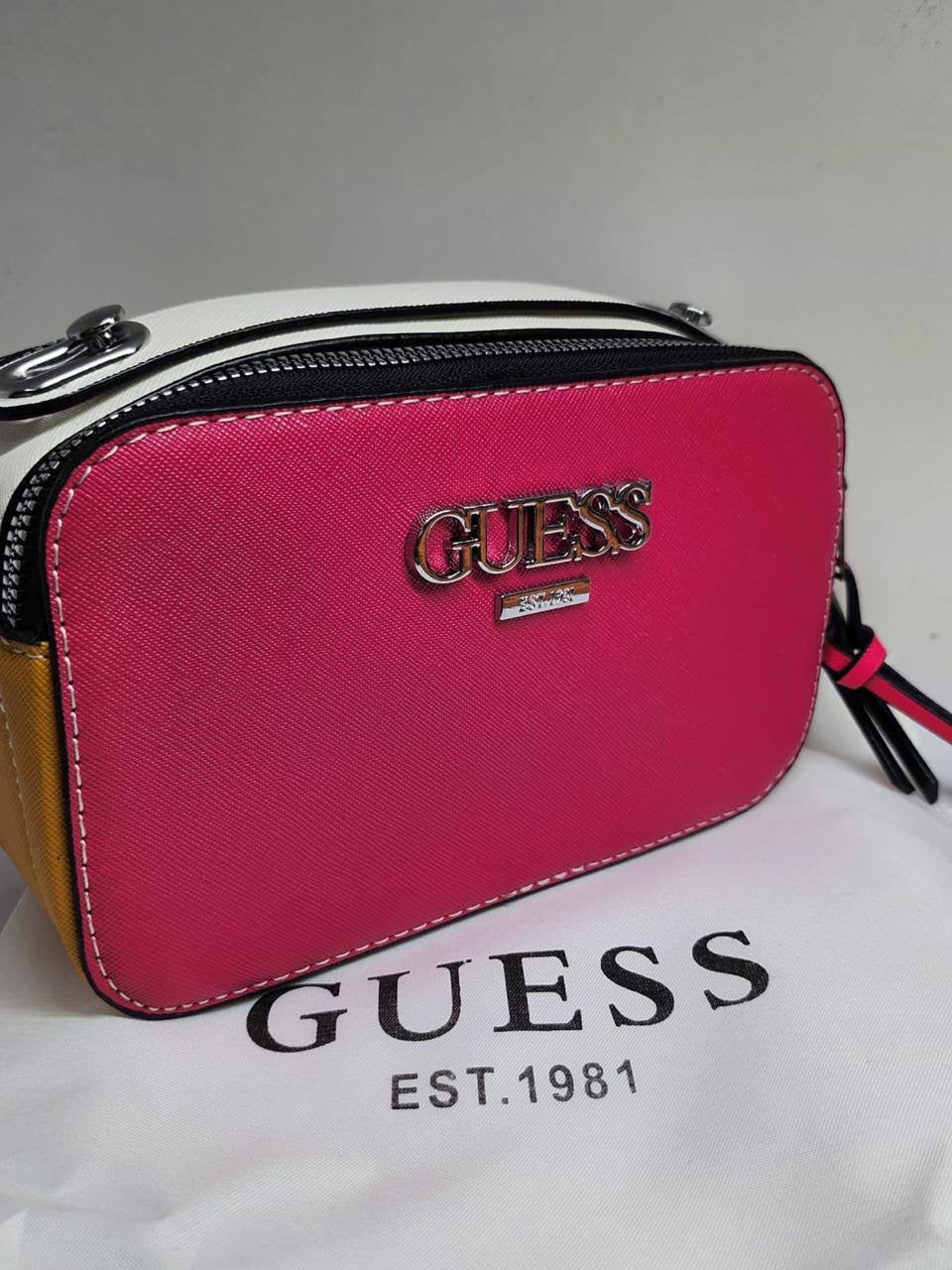 Guess 
Size : 19 * 11 * 7 cm
60 dhs🇦🇪
with box
🎁🎁🎁
Zain115
♥️♥️♥️