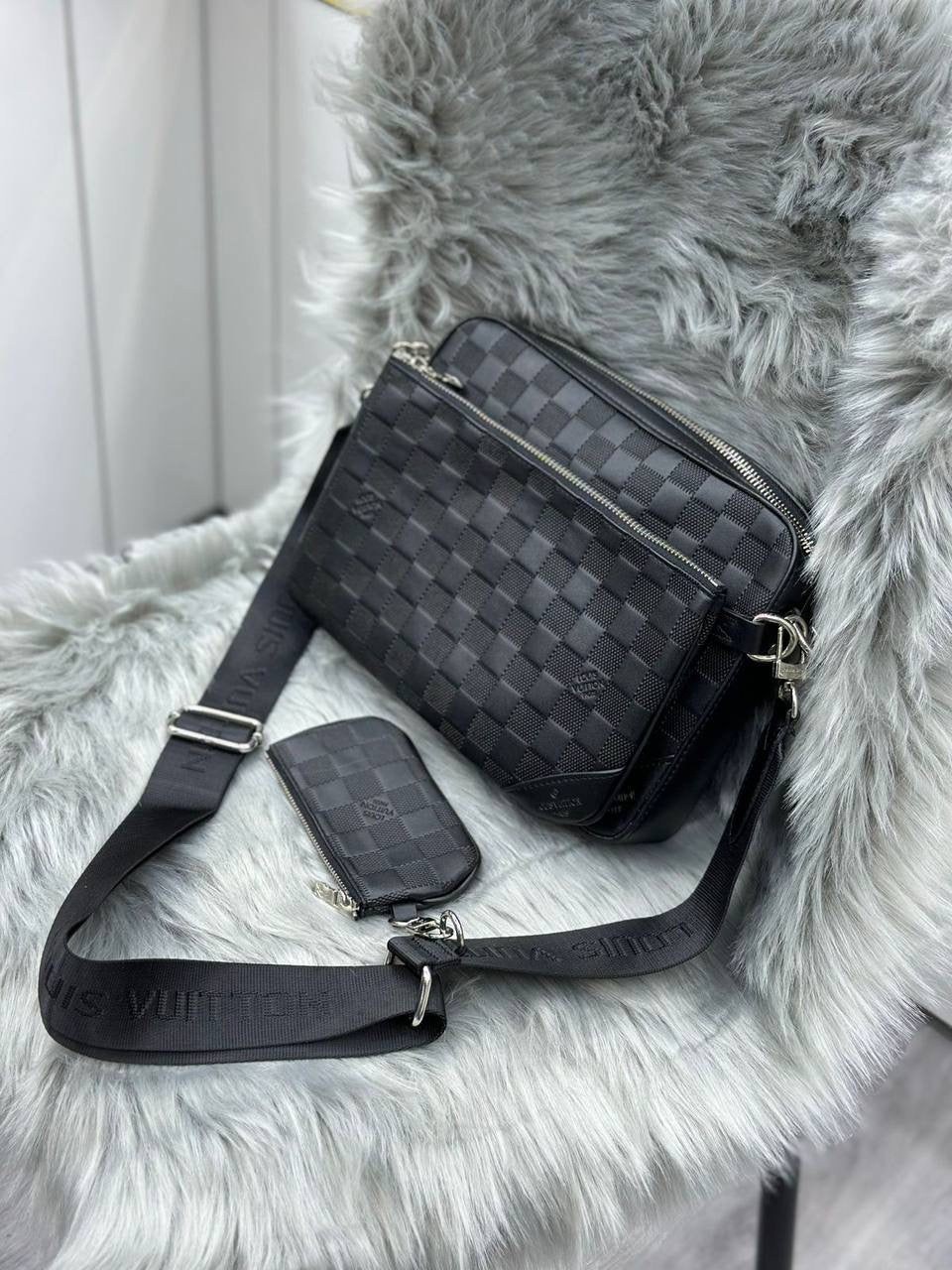 LV  
SIZE  ……… 25CM
110 dhs🇦🇪
With BOX
🎁🎁🎁
Zain244
♥️♥️♥️