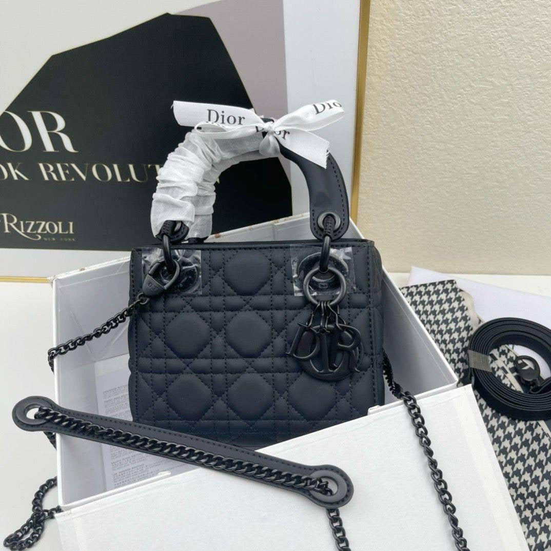LADY DIOR Master
260 dhs🇦🇪
#withbox
🎁🎁🎁
#17cm..
Zain228
♥️♥️♥️