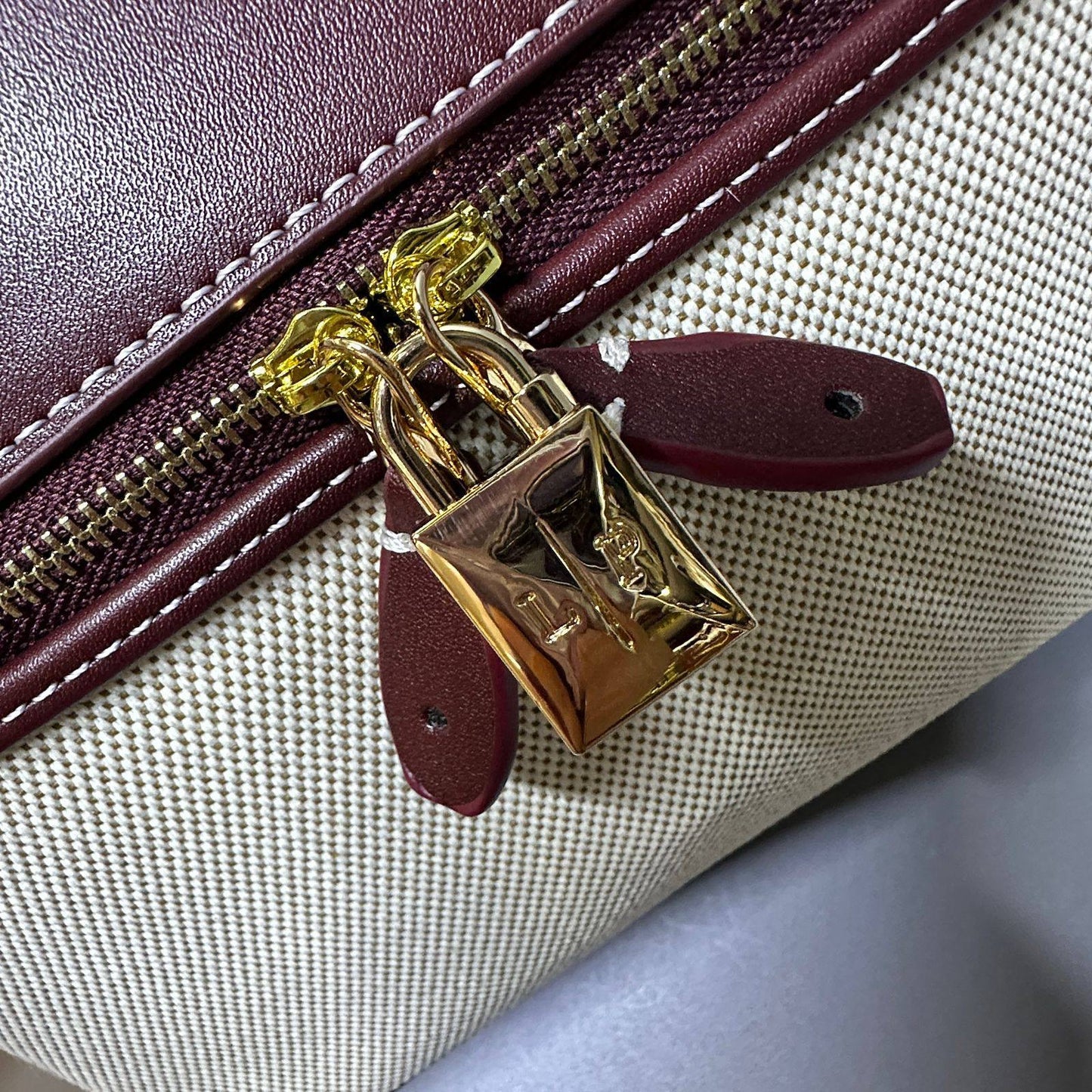 LORA PIANA 
NEW CAME 
GOOD QUALITY 
WITH BOX 
🎁🎁🎁
100 dhs🇦🇪
Zain39
♥️♥️
Loro