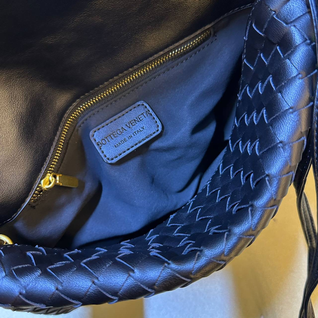 BOTTEGA 
NEW CAME GOOD QUALITY 
WITH BOX 
🎁🎁🎁
100 dhs🇦🇪
SIZE: 30cm
Zain39
♥️♥️♥️