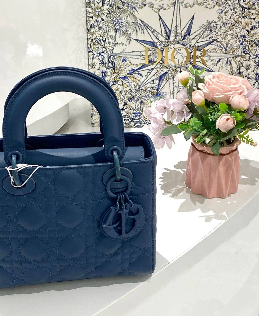 Dior
105 dhs🇦🇪
size:25cm
Good quality 
with box
🎁🎁🎁
Zain35
♥️♥️♥️