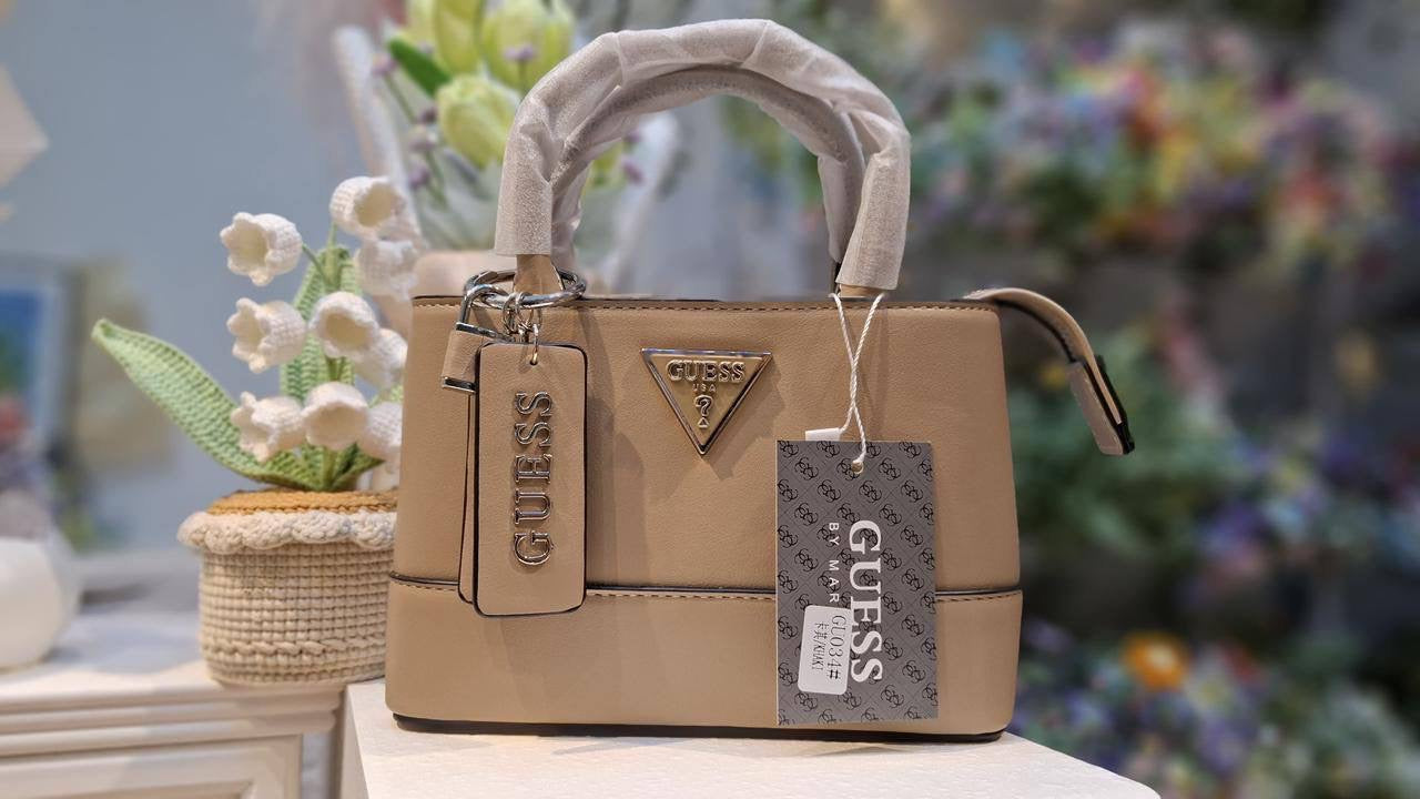 GUESS
20*14cm
95 dhs🇦🇪
with BOX
🎁🎁🎁
Zain254
♥️♥️♥️