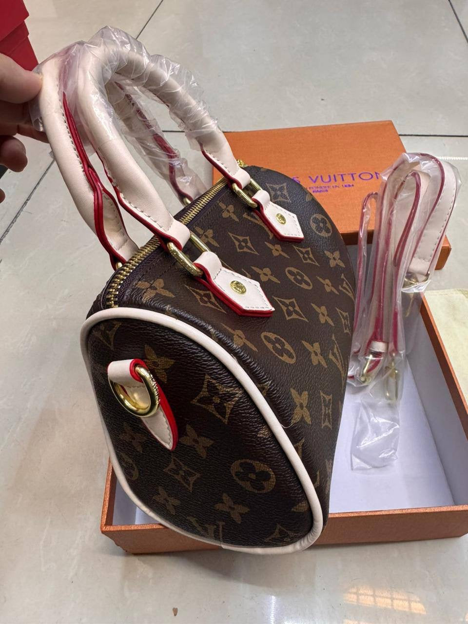 LV Speedy
Size : 22 * 15 cm
85 dhs🇦🇪
with box🎁
Zain115
♥️♥️♥️