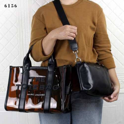 MARC JACOBS ᴛʜᴇ ᴛᴏᴛᴇʙᴀɢ
ᴄᴀɴᴠᴀss & ᴛʀᴀɴsᴘᴀʀᴇɴᴛ
ᴡɪᴛʜ ᴘᴏᴜᴄʜ ᴀɴᴅ ʟᴏɴɢ sᴛʀᴀᴘ
sɪᴢᴇ : 35 cm
105 dhs🇦🇪
Zain31
♥️♥️♥️